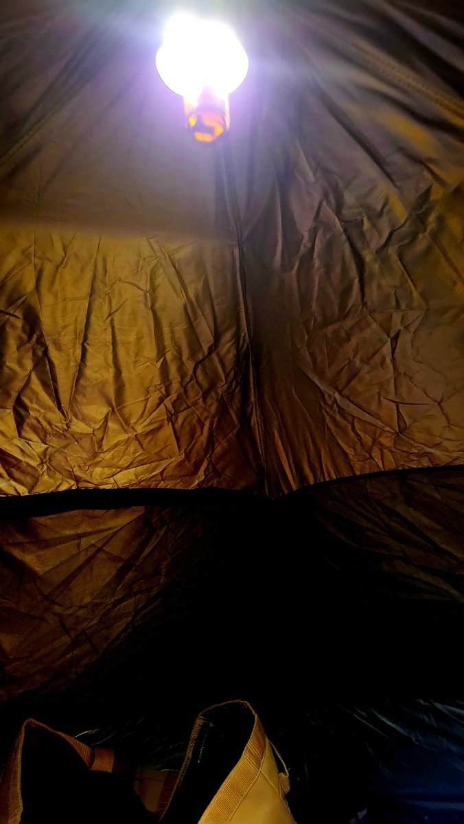 pantalowscamp's tweet photo. ソロテントならデカいライトはいらない。充電し忘れてランタン切れちゃったのでゴールゼロ ledhat×VulcanusDesign ゼロジャン&白トリュフコンビで室内隅々まで照らしてくれるわ。 #ゴールゼロ #ledhat #VulcanusDesign #ゼロジャン #SouthLight #庭キャンプ https://t.co/oisHOXyqCe