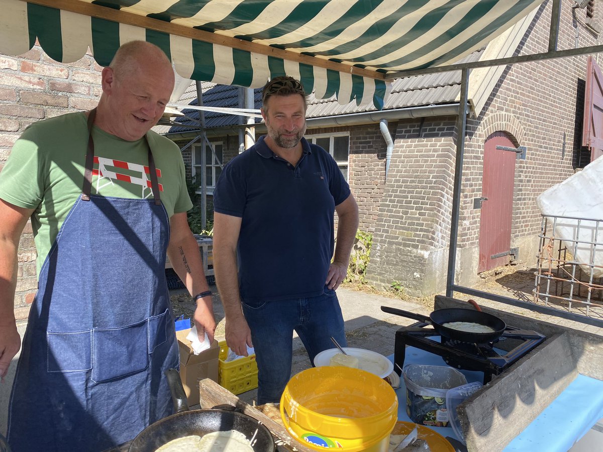 EsterWeststeijn's tweet photo. Het pannenkoekenconcert is al een paar jaar vaste prik bij het #ZOOM festival. Dit jaar een hilarische en fantastische voorstelling van @slapstick_nl. We hebben ervan genoten, en de kinderen ook van de pannenkoeken gebakken door wethouders van @Rozendaal_GLD, Rheden en  Doesburg. https://t.co/2dt49nIwdv
