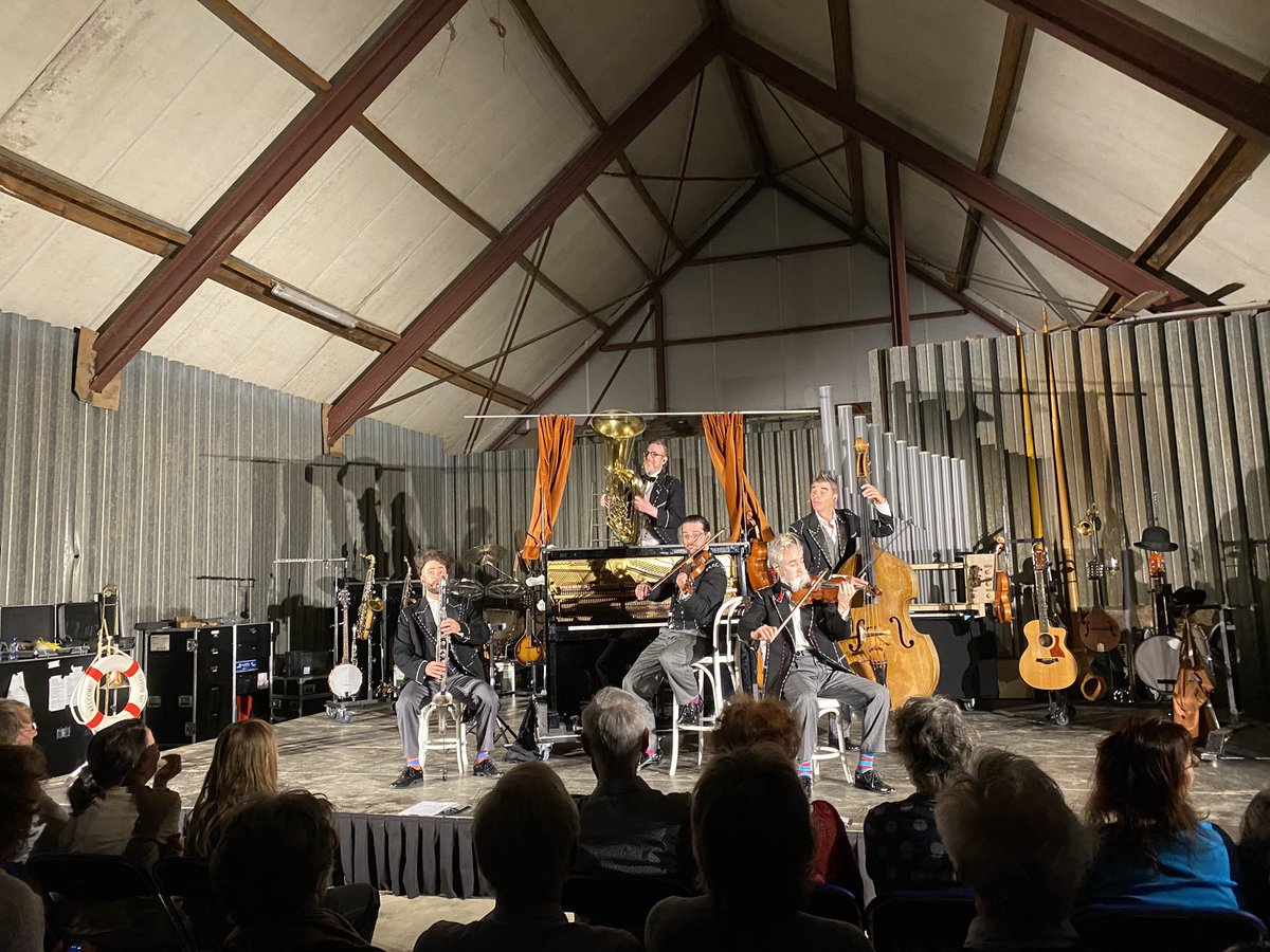 EsterWeststeijn's tweet photo. Het pannenkoekenconcert is al een paar jaar vaste prik bij het #ZOOM festival. Dit jaar een hilarische en fantastische voorstelling van @slapstick_nl. We hebben ervan genoten, en de kinderen ook van de pannenkoeken gebakken door wethouders van @Rozendaal_GLD, Rheden en  Doesburg. https://t.co/2dt49nIwdv