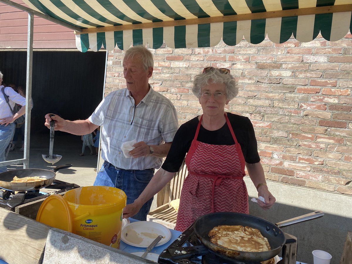 EsterWeststeijn's tweet photo. Het pannenkoekenconcert is al een paar jaar vaste prik bij het #ZOOM festival. Dit jaar een hilarische en fantastische voorstelling van @slapstick_nl. We hebben ervan genoten, en de kinderen ook van de pannenkoeken gebakken door wethouders van @Rozendaal_GLD, Rheden en  Doesburg. https://t.co/2dt49nIwdv
