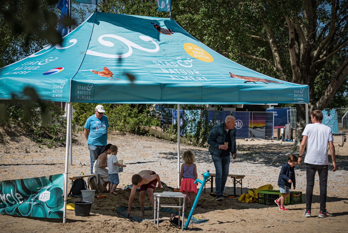 dutchwaterweek's tweet photo. 🌊 | Wat een dag met veel zon en goede wind!☀️ Zo was er de Clean-Up Tour in Almere. Op het Almeerder strand hebben kinderen vandaag hun eigen bootje kunnen maken. Morgen is het alweer de laatste dag en dat betekent tijd voor de medal races bij de #AllianzRegatta. 🏅 Tot morgen! https://t.co/3IMyxSYyE4