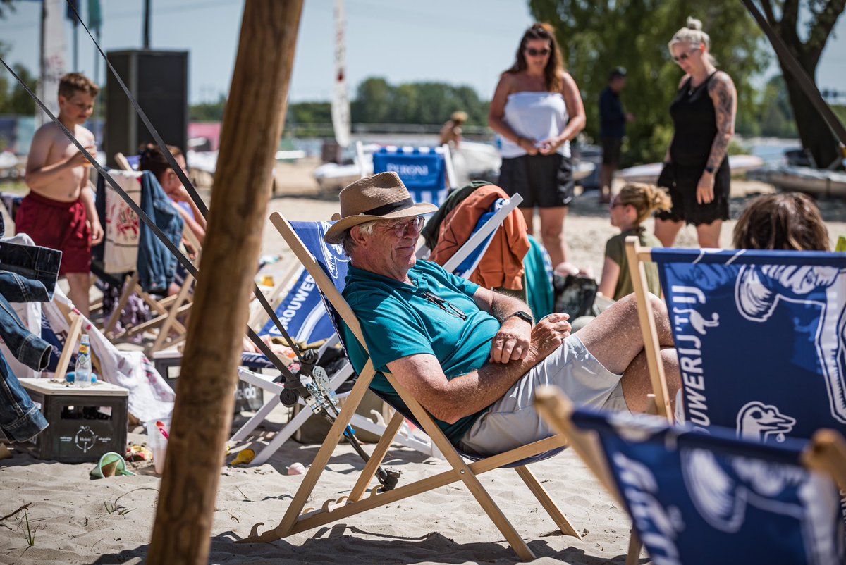 dutchwaterweek's tweet photo. 🌊 | Wat een dag met veel zon en goede wind!☀️ Zo was er de Clean-Up Tour in Almere. Op het Almeerder strand hebben kinderen vandaag hun eigen bootje kunnen maken. Morgen is het alweer de laatste dag en dat betekent tijd voor de medal races bij de #AllianzRegatta. 🏅 Tot morgen! https://t.co/3IMyxSYyE4