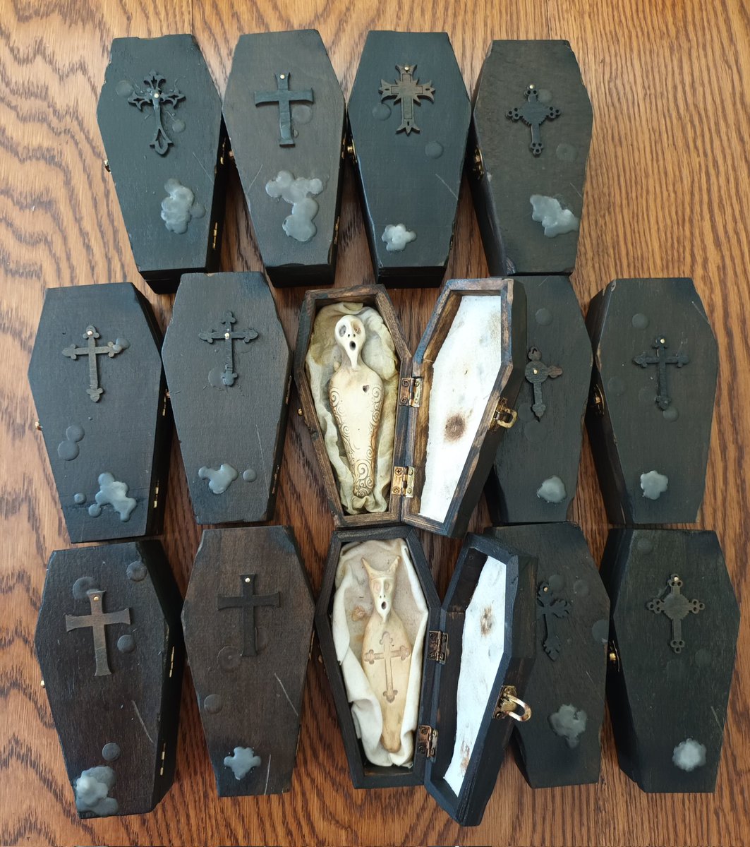 ChrisRockTroll's tweet photo. Coffins aged and poppets complete!
Just finalising the extras for the magicians out there and then some of these little chaps will be going in my shop.
#RockTroll #bizarremagick #bizarremagic
#handmadeuk #etsyuk https://t.co/x7kCCYhWJt