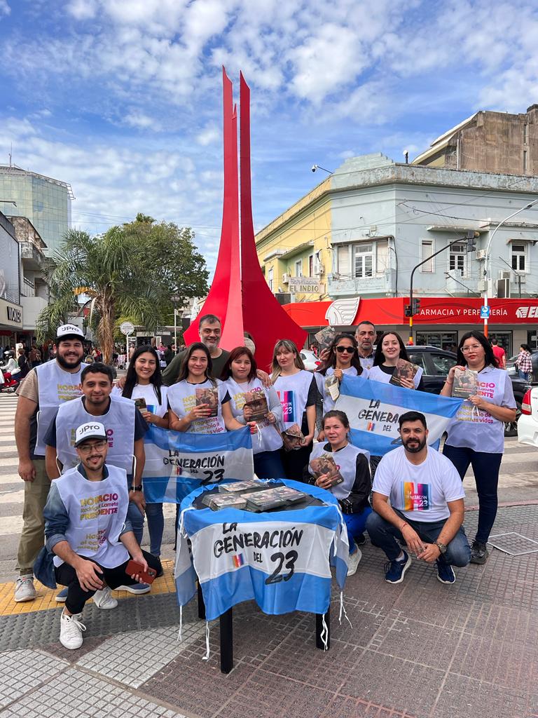 leanleyenda's tweet photo. Podemos cambiar nuestras vidas, podemos estar mejor, juntos con @horaciorlarreta para que la Argentina se ponga de pié y juntos con @LeandroZdero @ernestoblasco1 @BisoniLaura @EverestJ y @matiaschavez08 para que Chaco también se ponga de pié.

#HagamosElCambioDeNuestrasVidas https://t.co/HWqb2OAfOY