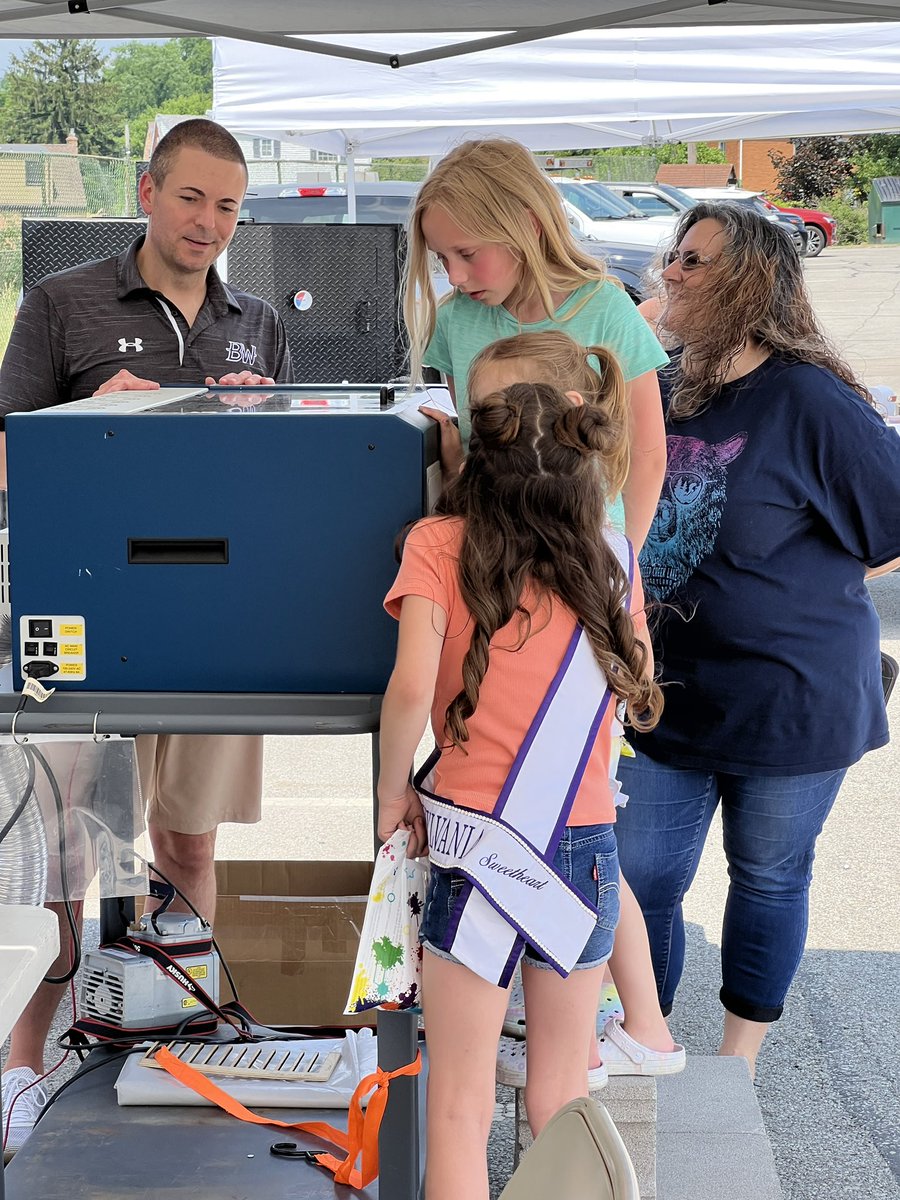 JaneenPeretin's tweet photo. We’re here at @baldwinbourough for Community Day 2023! We’re making homemade sidewalk chalk, origami fish, and we have a few giveaways! Stop by before 4 and wish @WESTechLady a happy retirement! 💜 https://t.co/v603P6ggzw