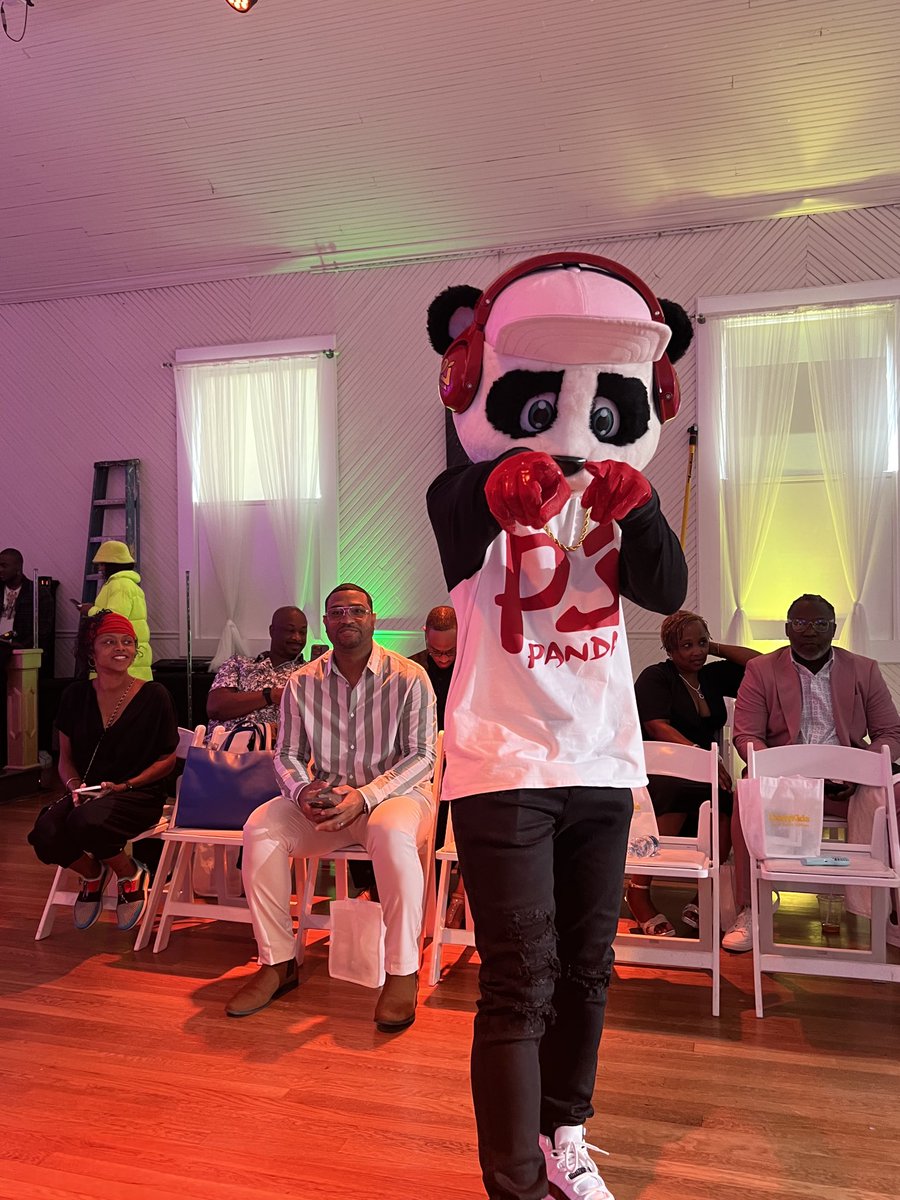 _CrystalMWatson's tweet image. #hiphoped family. Look who I’m sharing community with today. We didn’t make it to NYC, but look at what our community does. 🖤🖤🖤