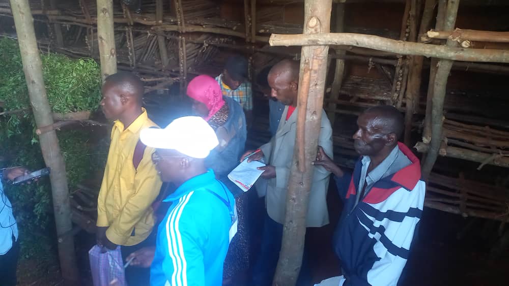 CDJI12's tweet photo. Koperative #CDJI iriko irigisha abenegihugu bo muntara ya @MwaroProvince ubuhinga bwo kworora inkwavu. Abenegihugu barashima.Banashimira umukuru w'igihugu @GeneralNeva , we yashize imbere uwo mugambi. Urwo rwaruka ruti "Ivyo twize dutegerezwa kubisangiza abandi.
@PAEEJ_Burundi https://t.co/Rc4pOTcXFC