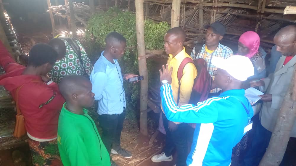 CDJI12's tweet photo. Koperative #CDJI iriko irigisha abenegihugu bo muntara ya @MwaroProvince ubuhinga bwo kworora inkwavu. Abenegihugu barashima.Banashimira umukuru w'igihugu @GeneralNeva , we yashize imbere uwo mugambi. Urwo rwaruka ruti "Ivyo twize dutegerezwa kubisangiza abandi.
@PAEEJ_Burundi https://t.co/Rc4pOTcXFC