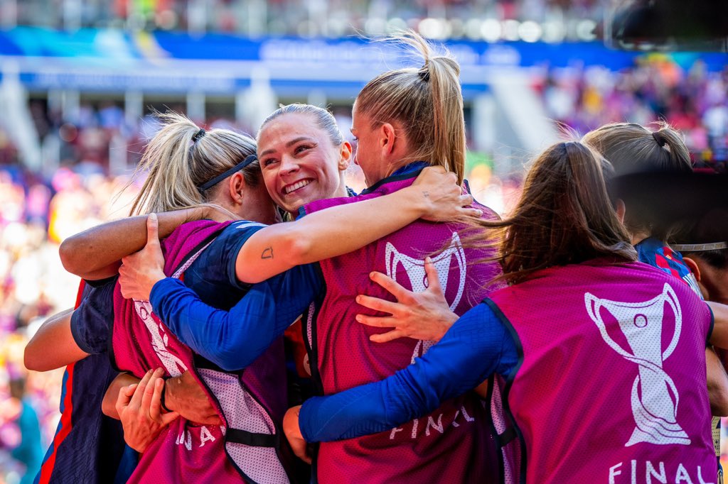 FCBfemeni's tweet photo. Fridooooooo abraçaaaaaa'm foooort ✊ https://t.co/65Kfn4Rf6d
