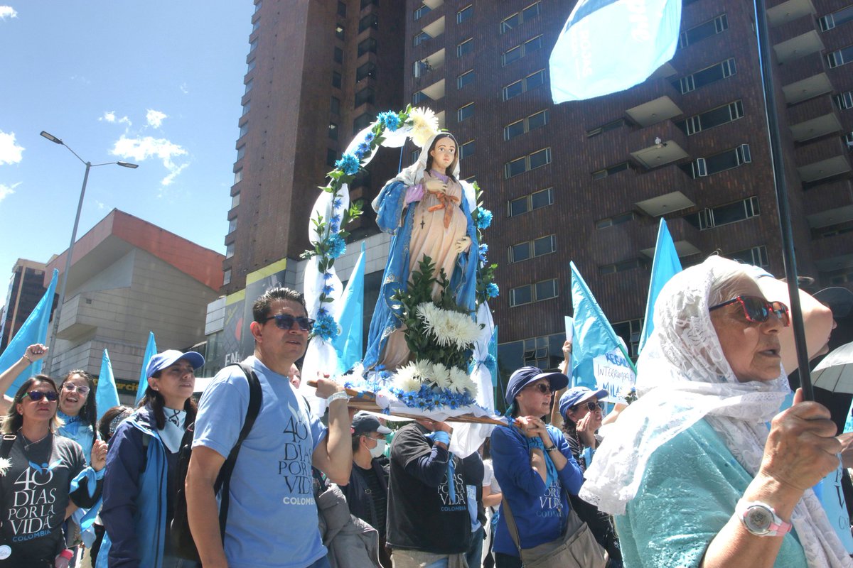 eberdejor's tweet photo. Una imagen de la Virgen María embarazada y "Soy generación provida" presentes en la Marcha Nacional por la Vida Colombia. #LaVidaNosUne #TodaVidaVale @UnidosxlaVidaCo @aciprensa https://t.co/i5Rpr59OTm