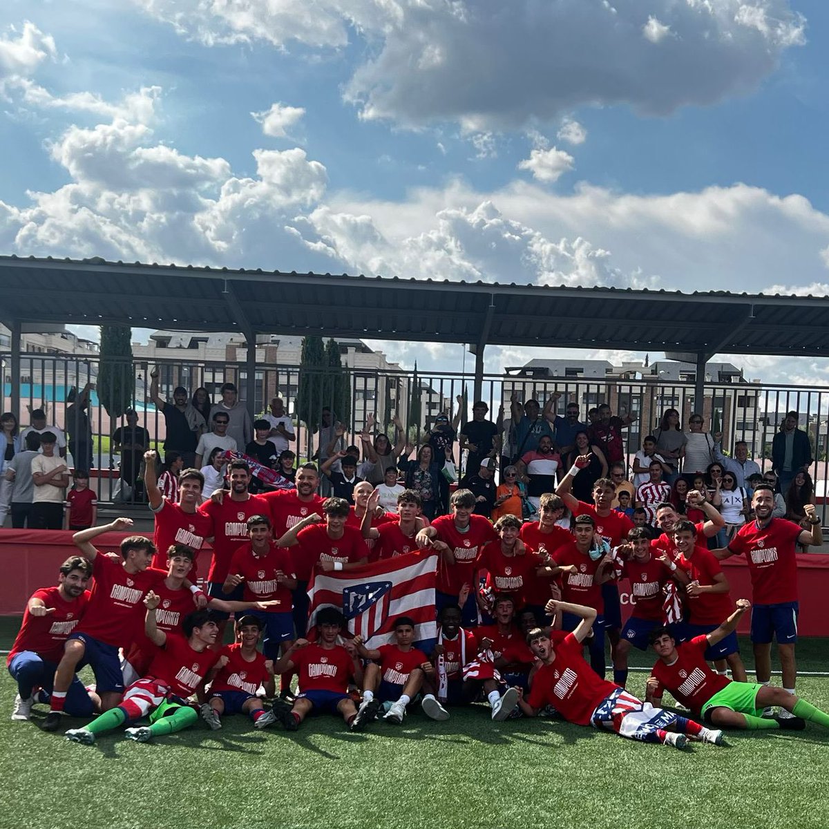 ¡Campeoooones, campeoooones! 🏆

El Cadete B, tras la victoria ante el Real Madrid, festejó el título de Liga conseguido hace dos semanas 👊

¡Enhorabuena, equipo! 🙌
