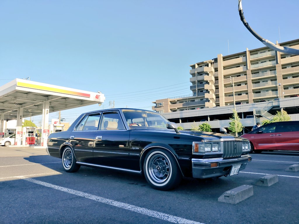 L_GS126V's tweet photo. 今日は雨も上がったので黒号を給油ついでに軽く洗いました。
ち��っと気を抜いてブラジルアクセルしてたらこのザマよ(エアコンON🐧)
#クラウン #MS110 #燃費 https://t.co/oChbJ95bzH
