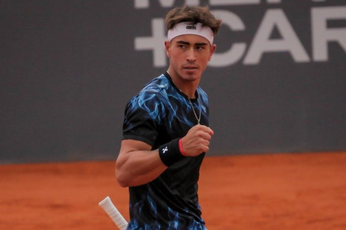 AUna_Mano's tweet photo. No todo es #RolandGarros 

Francisco Comesaña venció hoy a Francesco Passaro 🇮🇹 y jugará la final del Challenger de Vicenza.

Su rival será Pablo Llamas Ruiz 🇪🇦

Es su segunda final de Challenger 75 seguida en dos semanas, y de ganar entrará en el top 200 por primera vez. https://t.co/SkSR8aJW1O