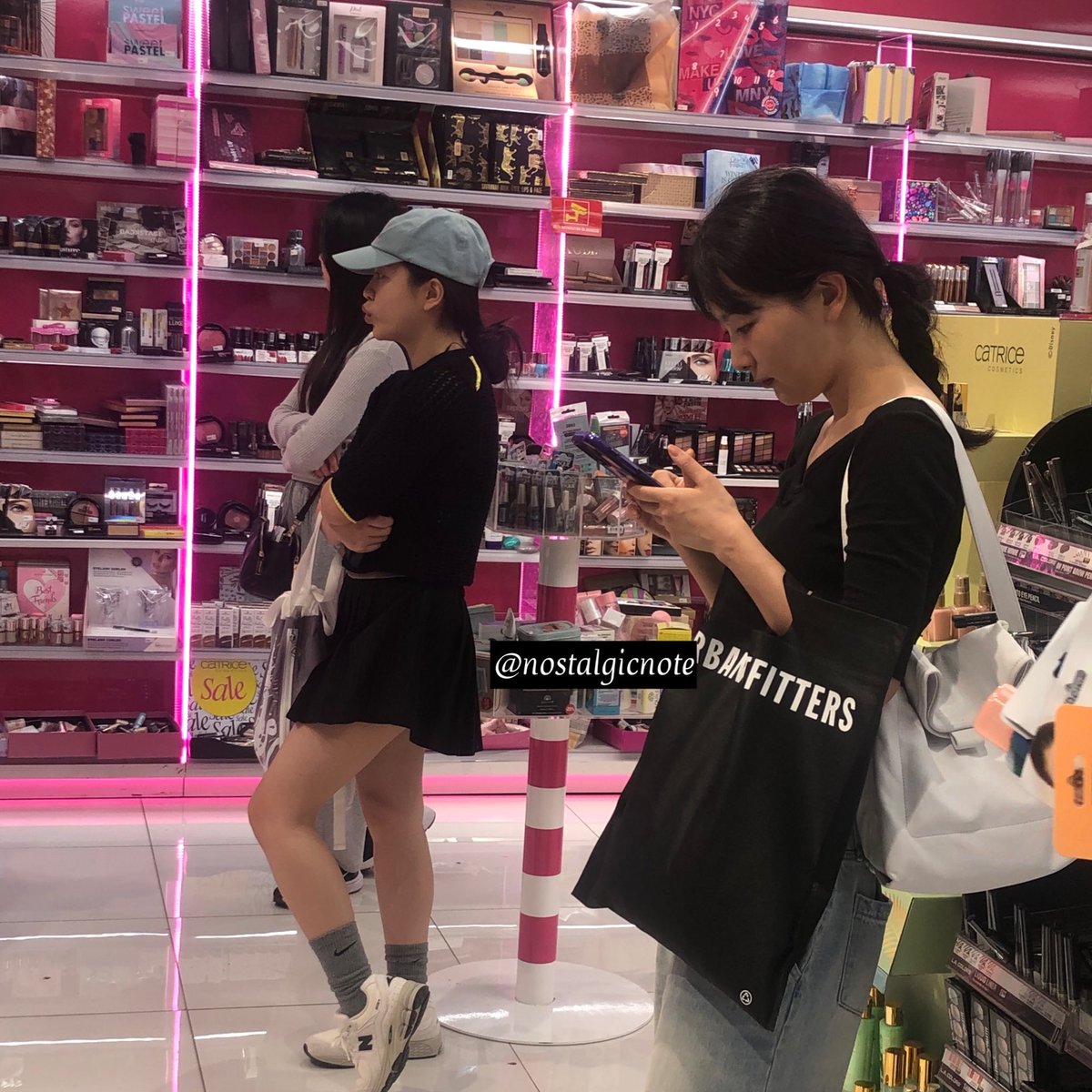 nostalgicnote's tweet photo. I just met Seulgi and Yeri!! I couldnt asked for a selfie or autograph since I was in shock and I didn’t want to bother them on their day off but I'm so happy bc I had this opotunity. They both smiled and greeted me sweetly.😭♥️

#RedVelvet  #Yeri #SEULGI #RedVelvetinBarcelona https://t.co/D8jdj2RYqr