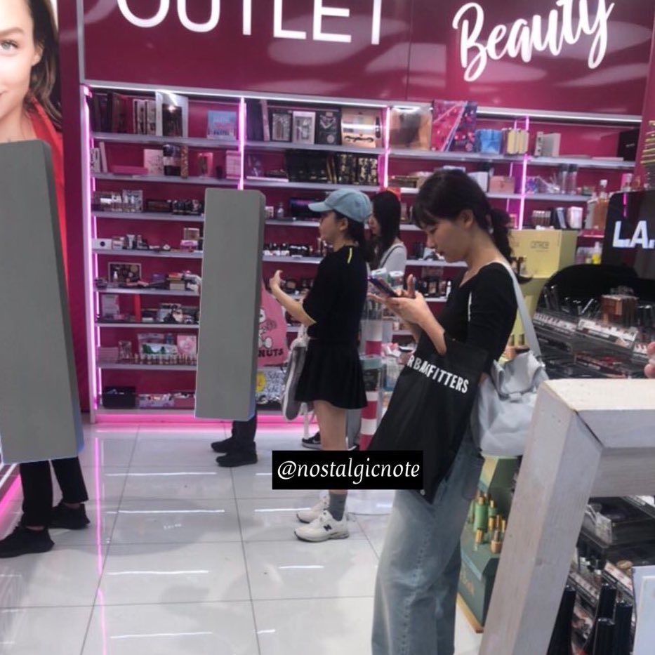 nostalgicnote's tweet photo. I just met Seulgi and Yeri!! I couldnt asked for a selfie or autograph since I was in shock and I didn’t want to bother them on their day off but I'm so happy bc I had this opotunity. They both smiled and greeted me sweetly.😭♥️

#RedVelvet  #Yeri #SEULGI #RedVelvetinBarcelona https://t.co/D8jdj2RYqr