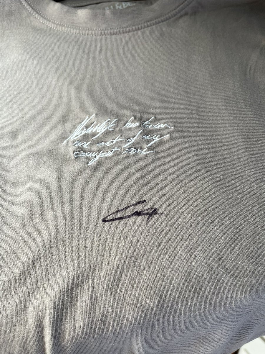ZeekImages's tweet image. Very happy to have gotten a signature from @PierreGASLY @AlpineF1Team 

But @Carlossainz55 @ScuderiaFerrari I let ya use my pen for signings and didn’t even sign my shirt! Then stole my pen!😂😂