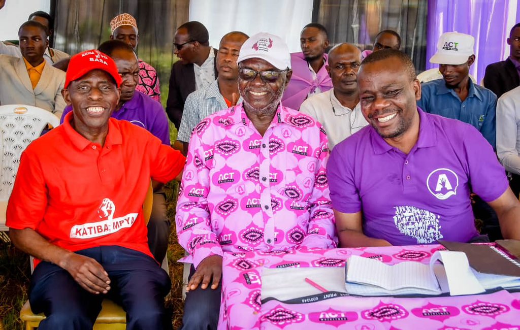 zittokabwe's tweet photo. Mzee Azaveli Lwaitama aliungana nasi Leo hapa Bukoba katika Mkutano wetu wa Hadhara wa kutambulisha #AhadiYetu kwa Watanzania #TaifaLaWote #MaslahiYaWote na amepata nafasi ya kutoa salaam zake. Tumefurahi sana kwa hekima zake na Upendo wake kwa harakati za mageuzi hapa nchini https://t.co/qXIPojcfNa