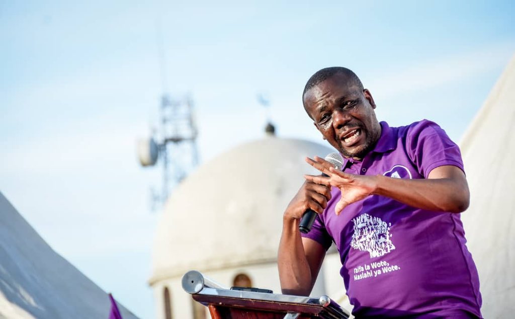 zittokabwe's tweet photo. Mzee Azaveli Lwaitama aliungana nasi Leo hapa Bukoba katika Mkutano wetu wa Hadhara wa kutambulisha #AhadiYetu kwa Watanzania #TaifaLaWote #MaslahiYaWote na amepata nafasi ya kutoa salaam zake. Tumefurahi sana kwa hekima zake na Upendo wake kwa harakati za mageuzi hapa nchini https://t.co/qXIPojcfNa