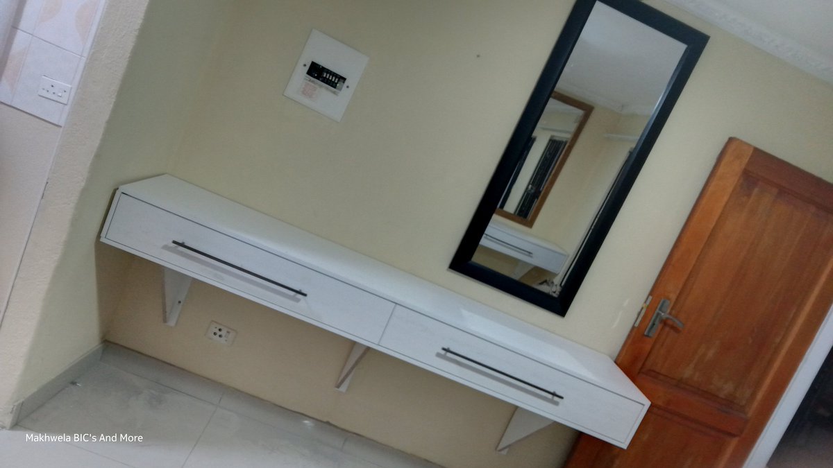 Salon counter tops with 2 drawers each. 🔥🔥