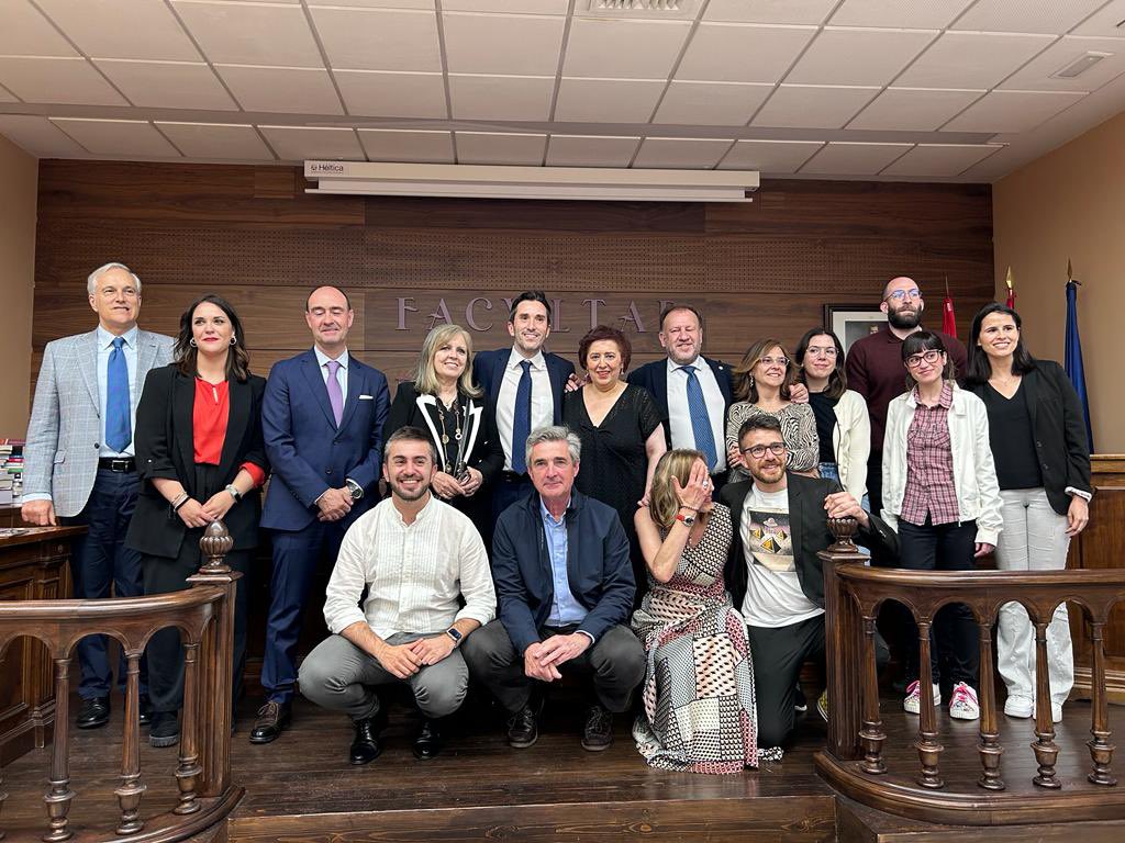 febuma's tweet image. Ayer obtuve mediante concurso oposición una plaza de Catedrático de Universidad de Derecho Procesal en la Universidad de Salamanca. Gracias a todas las personas que me habéis acompañado y ayudado en mi trayectoria académica para alcanzar este logro @usal @FacDerechoUsal