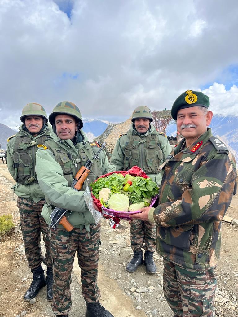 Fresh Veggies....worth a gift for the soldiers staying at Higher Altitudes 

So thoughtful of the cdrs 
Jai Hind 🇮🇳