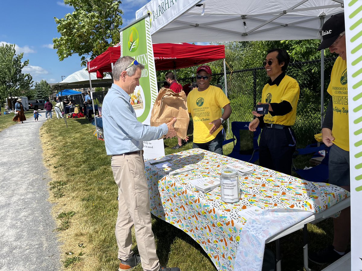 _MarkSutcliffe's tweet photo. It’s a great day for a BBQ. Thank you @WilsonLo24 for inviting me to Barrhaven to meet this great community. The @BarrhavenFood is on hand collecting donations.  Come out and enjoy  the day. See you there! 

C'est une belle journée pour un BBQ. Merci à @WilsonLo24 de m'avoir invité à Barrhaven pour rencontrer cette formidable communauté. Le @BarrhavenFood est sur place pour recueillir des dons.  Venez et profitez de la journée. Au plaisir de vous y voir !