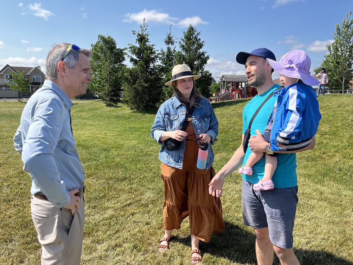 _MarkSutcliffe's tweet photo. It’s a great day for a BBQ. Thank you @WilsonLo24 for inviting me to Barrhaven to meet this great community. The @BarrhavenFood is on hand collecting donations.  Come out and enjoy  the day. See you there! 

C'est une belle journée pour un BBQ. Merci à @WilsonLo24 de m'avoir invité à Barrhaven pour rencontrer cette formidable communauté. Le @BarrhavenFood est sur place pour recueillir des dons.  Venez et profitez de la journée. Au plaisir de vous y voir !