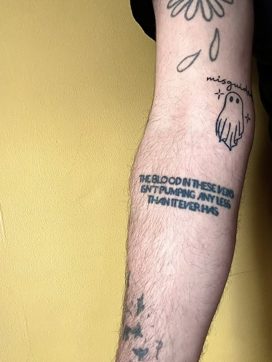 neonpinkforever's tweet photo. “The blood in these veins isn’t pumping any less than it ever has” — @paramore
#ParamoreDC #lasthope #ParamoreSavedMeToo 🩸 https://t.co/l88ebvVVjm