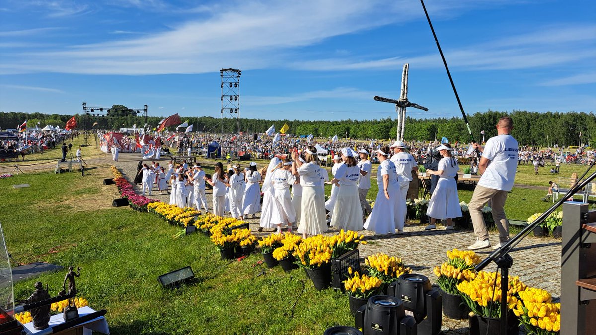 EpiskopatNews's tweet photo. Przewodniczący #KEP @Abp_Gadecki powitał młodzież zebraną na Polach Lednickich: Ta podróż prowadzi nas do samego Chrystusa, który jest Osobą, który nie jest ani ideą ani ideologią. Bez spotkania z Chrystusem-Osobą nie ma chrześcijaństwa.
@Lednica2000 https://t.co/NTC4kcXWSC