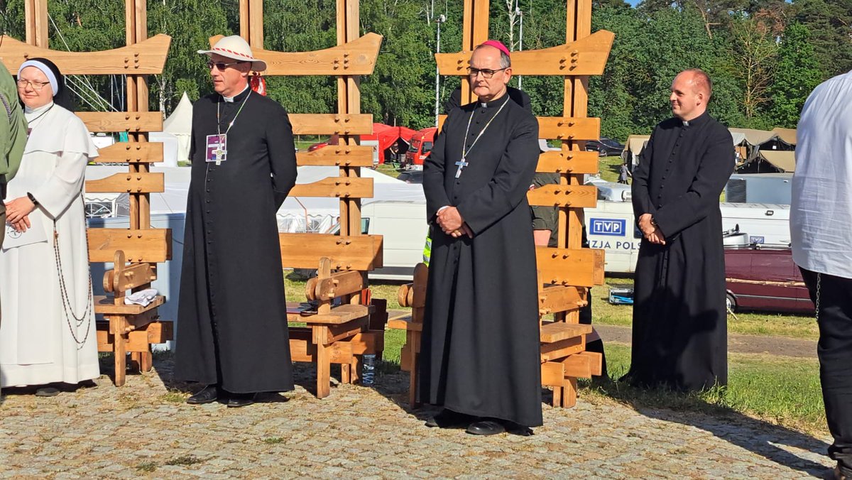 EpiskopatNews's tweet photo. Przewodniczący #KEP @Abp_Gadecki powitał młodzież zebraną na Polach Lednickich: Ta podróż prowadzi nas do samego Chrystusa, który jest Osobą, który nie jest ani ideą ani ideologią. Bez spotkania z Chrystusem-Osobą nie ma chrześcijaństwa.
@Lednica2000 https://t.co/NTC4kcXWSC