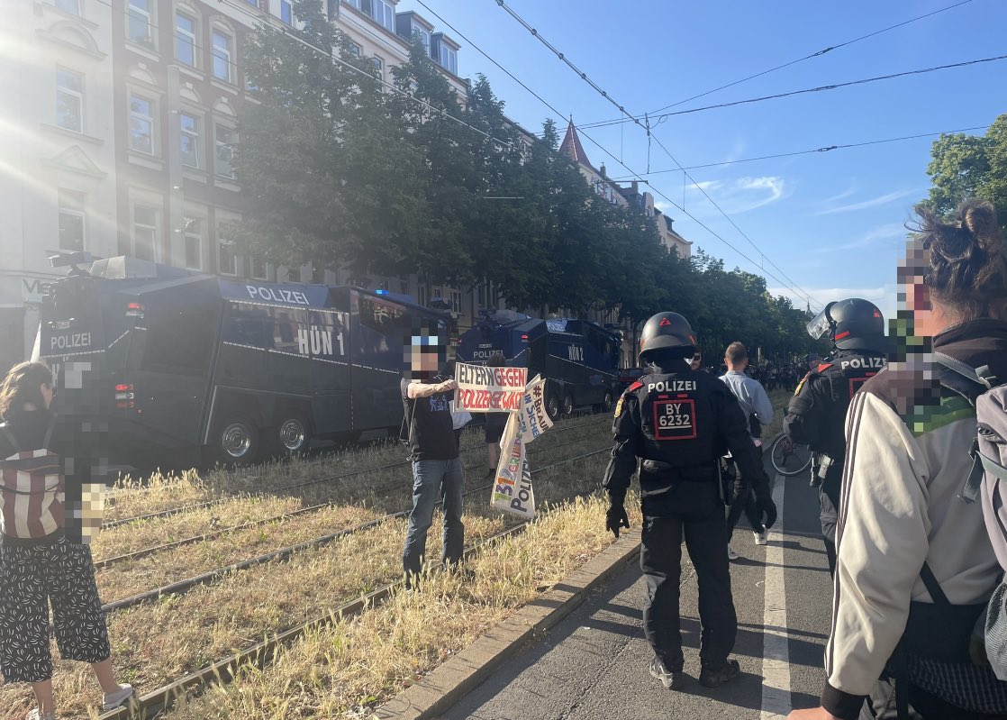 pablo_lej's tweet photo. Vater mit Schild zu vermummten Staatsbeamten: „Meld dich doch mal am Montag beim Arbeitsamt, es werden Pflegekräfte gebraucht.“ #le0306 https://t.co/GD7agVSGET