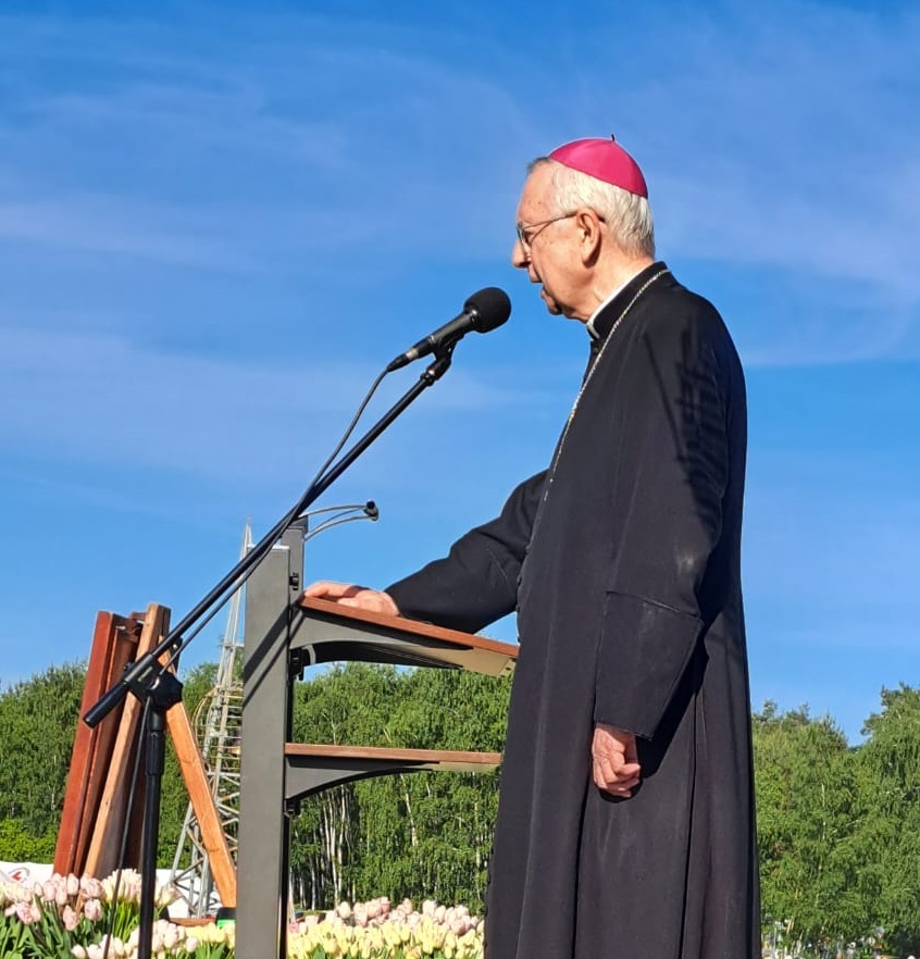 EpiskopatNews's tweet photo. Przewodniczący #KEP @Abp_Gadecki powitał młodzież zebraną na Polach Lednickich: Ta podróż prowadzi nas do samego Chrystusa, który jest Osobą, który nie jest ani ideą ani ideologią. Bez spotkania z Chrystusem-Osobą nie ma chrześcijaństwa.
@Lednica2000 https://t.co/NTC4kcXWSC