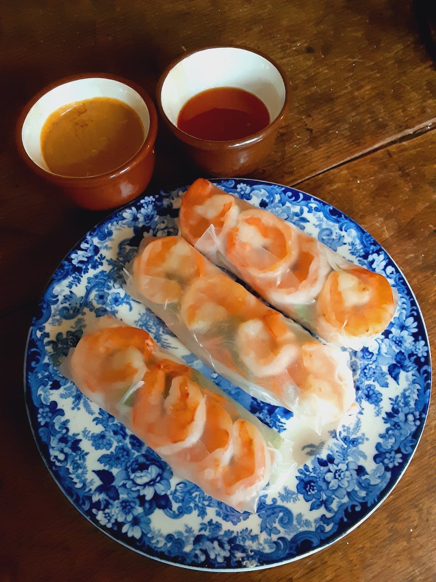 #springrolls #Vietnamesefood
#peanutsauce #chilisauce

filled with mint, shredded carrot, noodles, and of course shrimp 😁