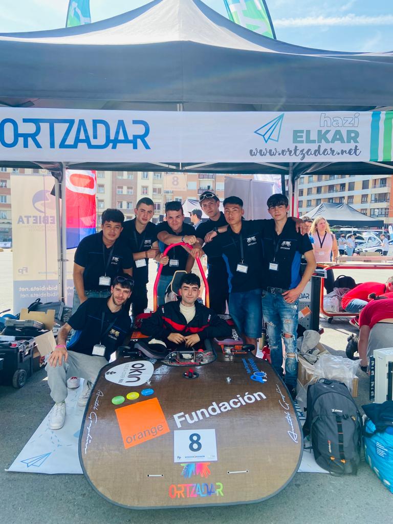 OrtzadarSS's tweet photo. Emoción, nervios, ilusión... cuantas emociones se nos despiertan a primera hora de la mañana con el GRAN DIA que viene hoy... ImpliCAR en Euskelec en Bilbao. Un coche 100% eléctrico que nuestros jóvenes del GarageLab de Ortzadar han diseñado y construido.
@fundacionorange @Tknika https://t.co/x5gZ9PdTSb