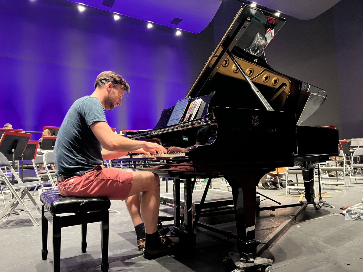 simonhj's tweet photo. Warm up time for the brilliant @jpekinspianist at @GLiveGuildford … lots of notes to play tonight (Liszt Fantasie, and a very violin-y tango!) with @GuildfordSymph … Tickets: https://t.co/o3B9utjEge https://t.co/KcIA4JxAfZ