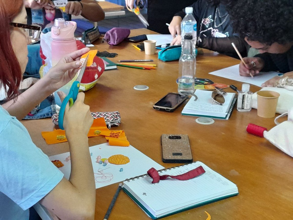 esbaratao_'s tweet photo. Hoy nuestrxs creadores de la moda consciente están creando un moodboard de sus colecciones atemporales.

Están poniendo en práctica lo aprendido junto a @ZaraWatafoqiada  

Una #generacionsustentable es creativa 🎨 https://t.co/2UIYHzVbH2