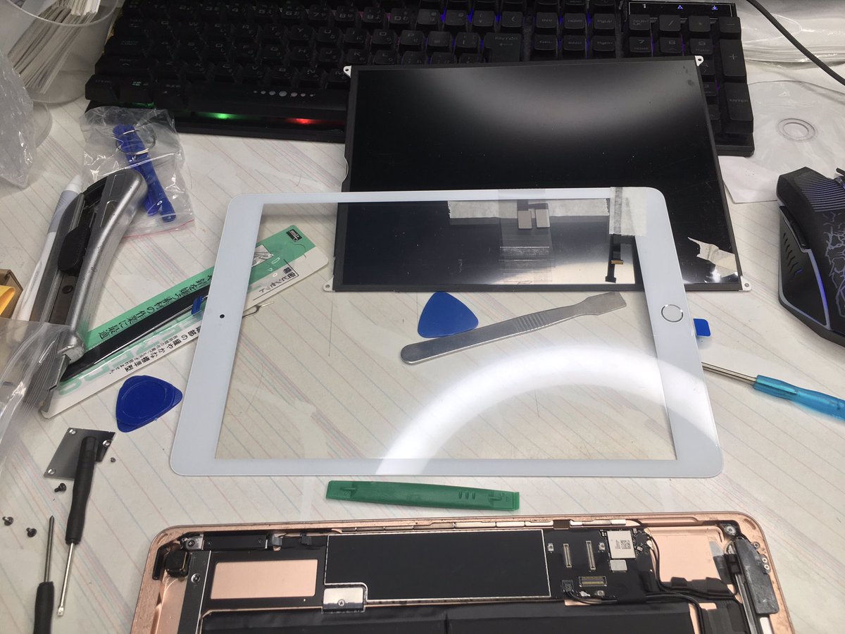 Mikchey7's tweet photo. 踏んで画面死んだipadの画面と液晶を交換して直った！
#ipad #液晶　#修理　#DIY #第8世代　#8thgeneration #repair https://t.co/aVj6foauf9