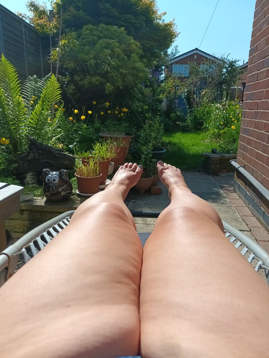 My legs are out too #sunsout #sunsoutlegsout #sexy #sexybbw #sexylegs #bbwlegs #bigthighs #feet #footfetish
