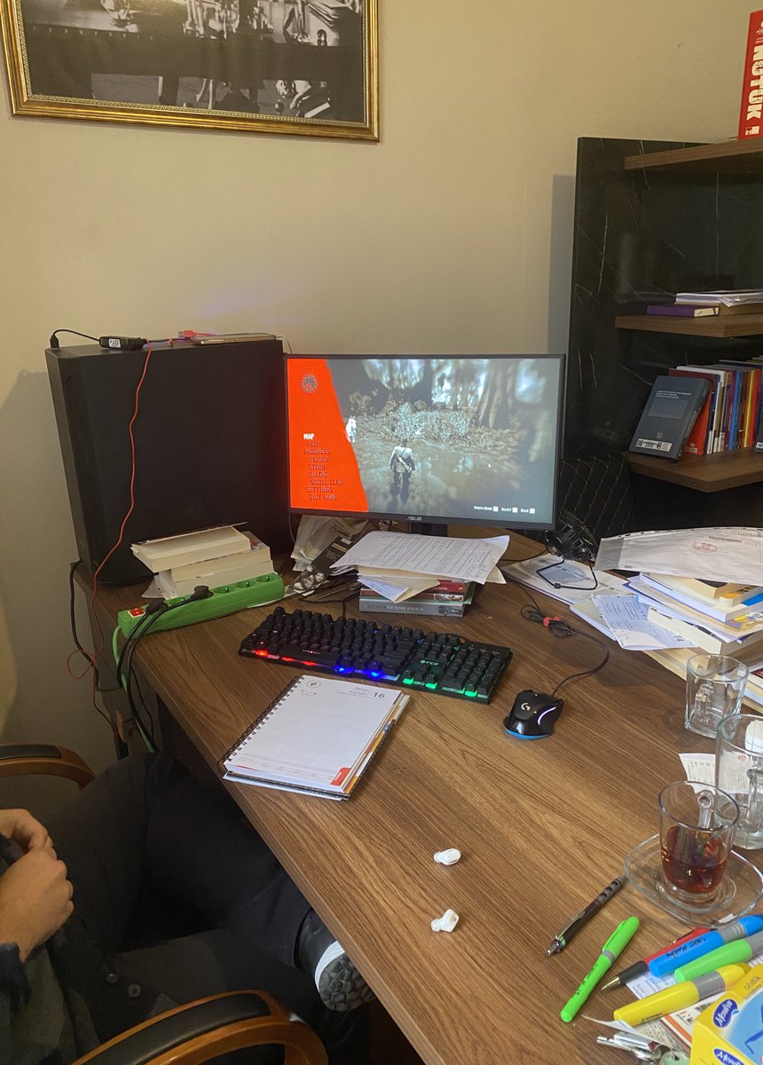 kardeşimi avukat olsun diye başkentlerde okuttuk o bürodunda rdr 2 oynuyo . tükür oğlum babanın suratına