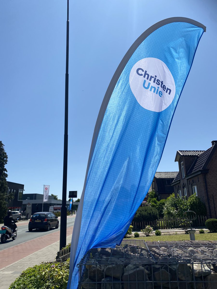 ellesvanark's tweet photo. Heel toepasselijk: op de hoek van de “Laan vd Mensenrechten” in Apeldoorn organiseerde congres @christenunie een sessie over #imvo. Dank @StienekevdGraaf dat ik mocht vertellen over belang wetgeving en rol vakbonden oa om leefbaar loon te realiseren. https://t.co/3FIlVGQDEd
