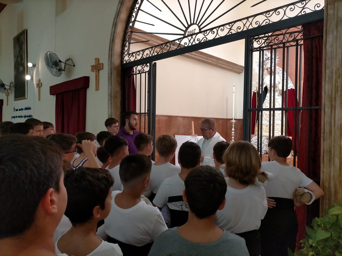 Los costaleros de nuestra Cruz de Mayo rezan ante nuestros Sagrados Titulares antes de su Salida Procesional.