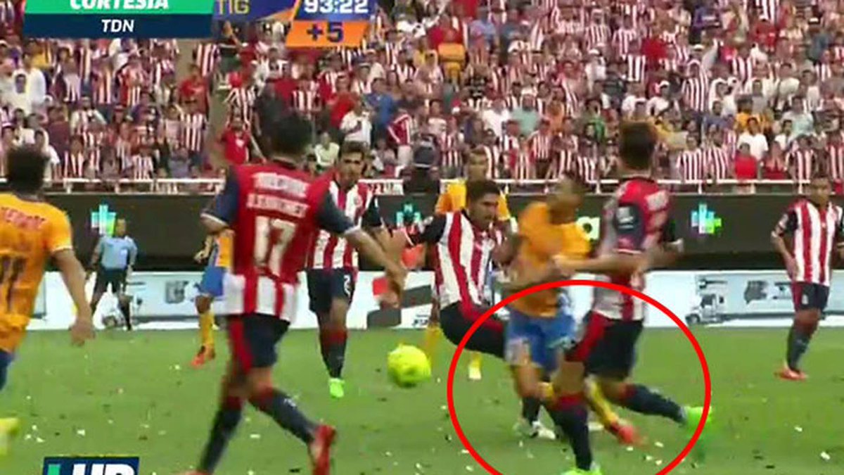 Medios enaltecen de "buen perdedor" a @chivas por quedarse en el campo a ver coronarse a <a href="/TigresOficial/">Club Tigres 🐯</a>, respecto al 2017 donde Tigres se quitó la medalla y abandonó el campo.

Señores! una cosa es sentirte superado y Chivas se sintió superado, en 2017 Tigres se sintió robado.