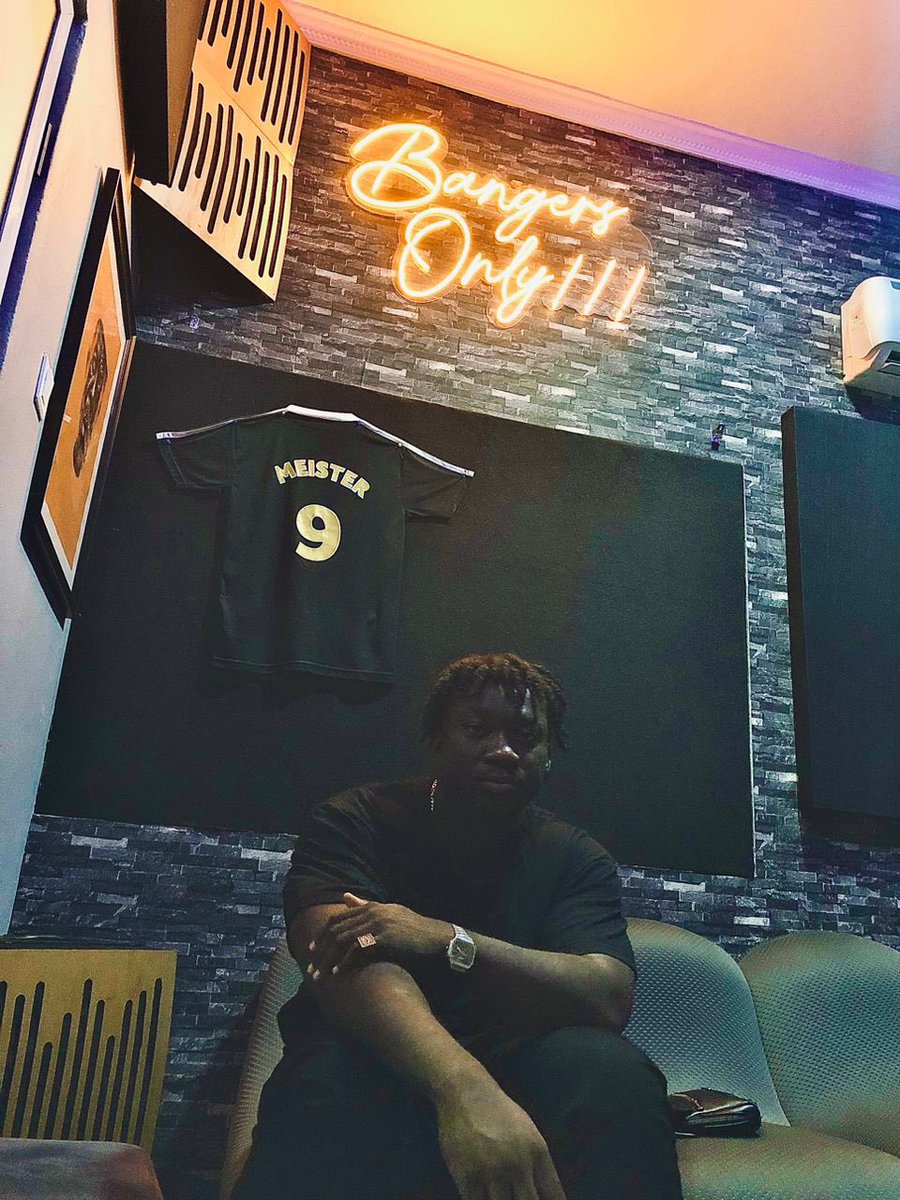 eessuman_'s tweet photo. Bangers Only! From @yblvckMusic🎶🔥🇬🇭 it was a link op thing with @KofiTaylorMusic inside Meistermusic Studios @JamboSpaces. #Eboon😤 https://t.co/PPndJoTB4Z