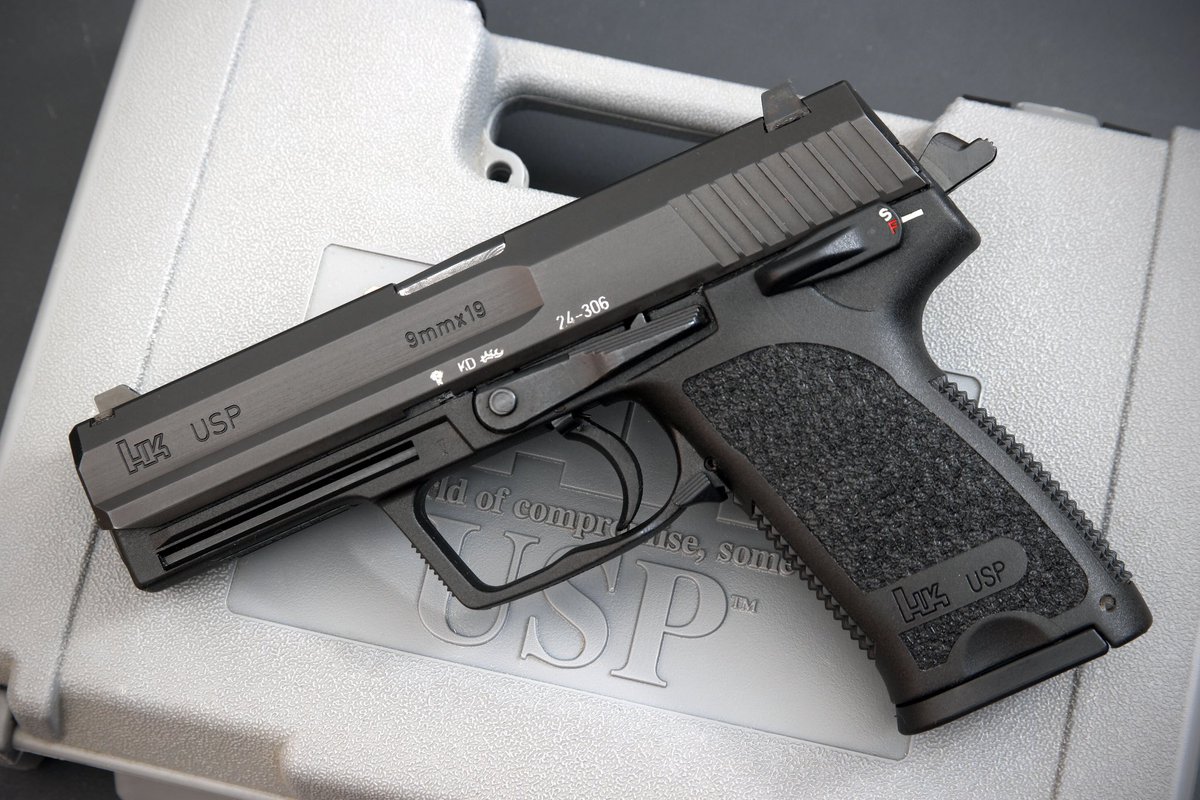 @R3D4CT3DATUMBR4 Hk Usp 9 mm/ 45 acp versiyonları var. Amerikan Özel Birliklerinin envanterinde bir tabanca. Heckler&Koch🇩🇪 kalitesi.