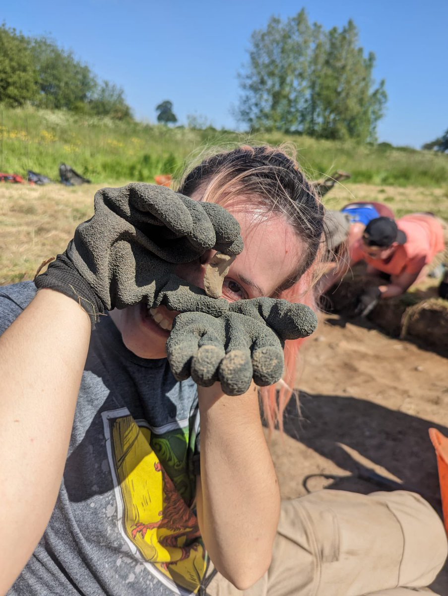 TheDigVenturers's tweet photo. Another smashing day digging at @SoultonHall unearthing… smashed pottery! 

#archaeology #soultondig #shropshire https://t.co/LGWKJsFlou