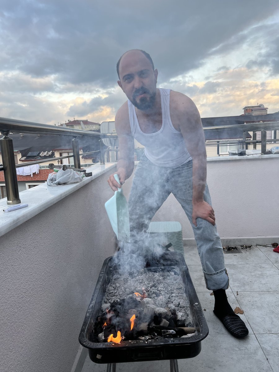 oguzhanalpdoan's tweet photo. hanım köfteyi sucuğu getir ben onları pişirirken salata şekli yaparsın diye sana diyebilirdim https://t.co/9QuagTCKSw