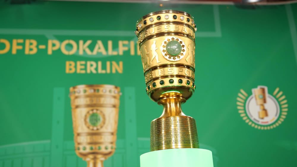EastGermanFooty's tweet photo. 🏆 #DFBPokal 2023/24 line-up!
1. @fcunion 🔴
2. @1_FCM 🔵
3. @HansaRostock 🔵
4. @HallescherFC 🔴
5. @Nur_Energie 🔴
6. @fccarlzeissjena 🔵
7. @1fclokleipzig 🟡
8. #RostockerFC 🔵
These are the 8 representatives from the former GDR who’ll take part in next season’s DFB-Pokal! https://t.co/9TJQ2DiAQk