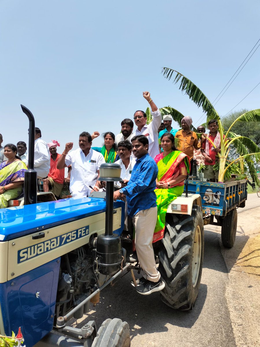 Collector_YDR's tweet photo. We are grateful to Hon'ble @TelanganaCS Ma'am for giving her valuable time and participating in #RythuDinotsvam in Jalalpur. She interacted with farmers and public representatives and personally inspected the lunch arrangements for invitees

@TelanganaCMO @KTRBRS @jagadishBRS https://t.co/kk0Ozr28kk
