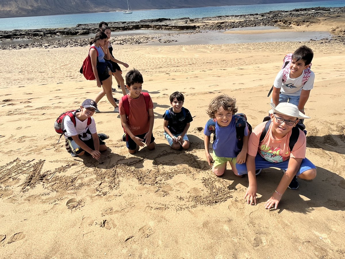 NazaretArrecife's tweet photo. ¡Así de divertido empieza el fin de semana de la #FiestaDelFoulard de @NazaretMont! Los montañeros despedimos el curso en La Graciosa. #NazaretStyle #SelloExcelsior #MontañerosModoOn #AsíEsNazaret https://t.co/yI66EvPyfG