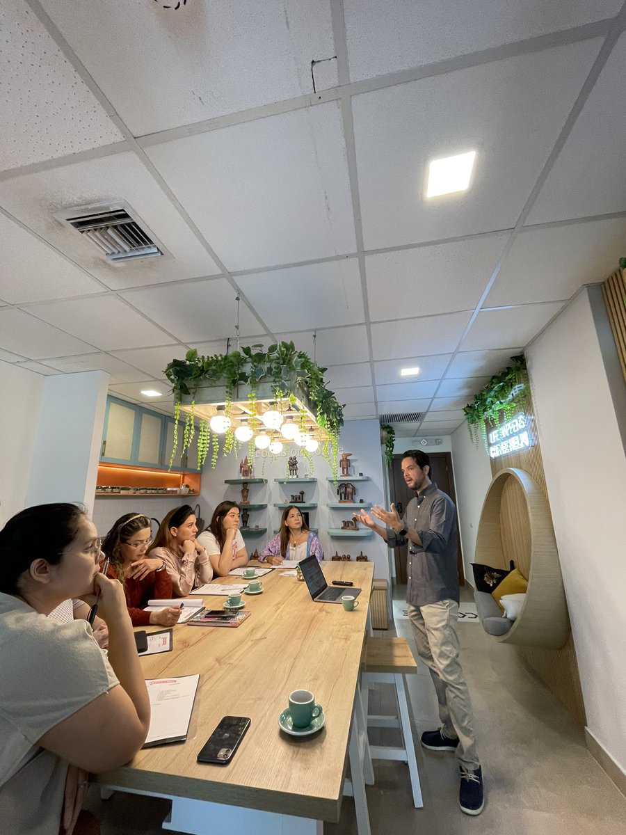 circulo_naranja's tweet photo. Aprendiendo sobre diferenciarse en los negocios con @nunoacosta en el taller #ManejatuMarca (12 edición). ¡Increíbles proyectos de nuestras asistentes! https://t.co/FmyrGP1XWJ